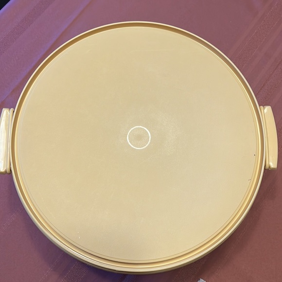 Vintage Tupperware Round Cake Holder with Gold Base and matching gold Handle - Picture 7 of 11